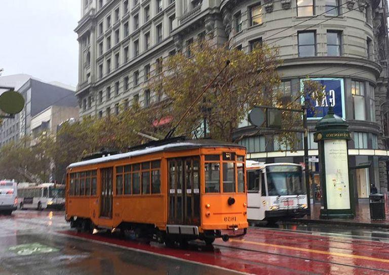 旧金山市场街的有轨电车