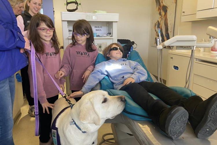 Therapy dog at “给 Special Kids a Smile” (photo courtesy of SACDS)